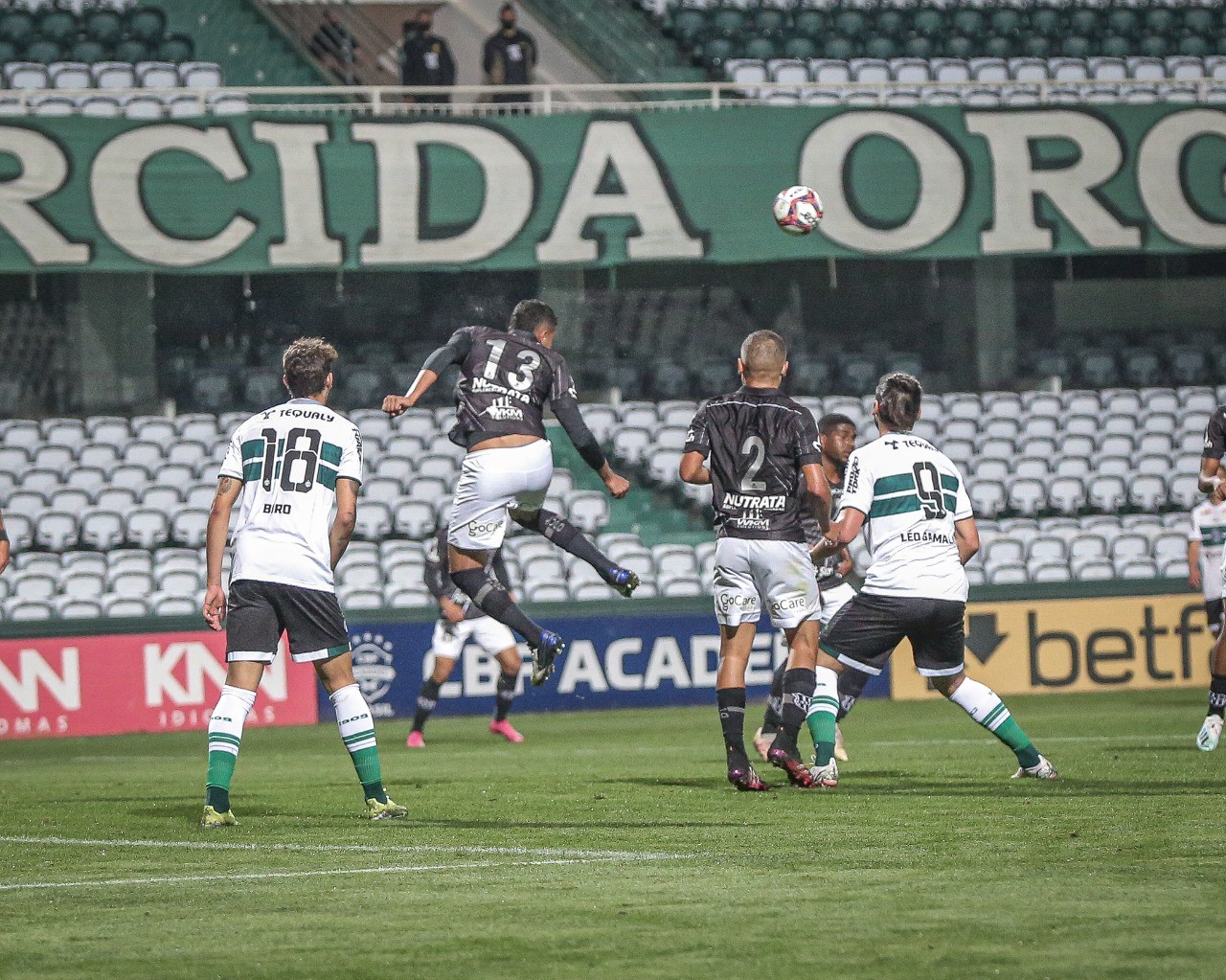 Ponte não resiste ao líder e perde em Curitiba