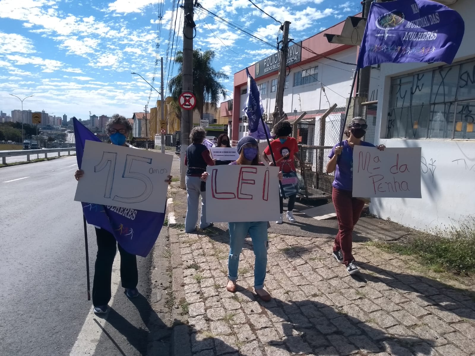 Mulheres fazem ato contra a violência em frente à DDM de Campinas