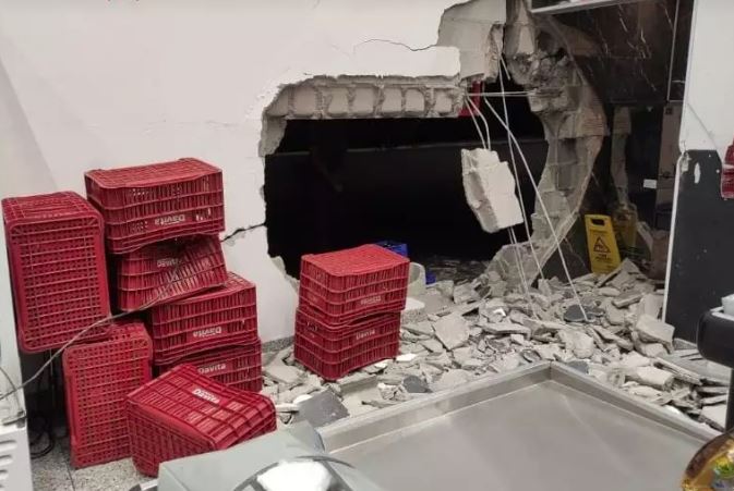 Bandidos sequestram motorista e usam guincho para furtar cofre de mercado 