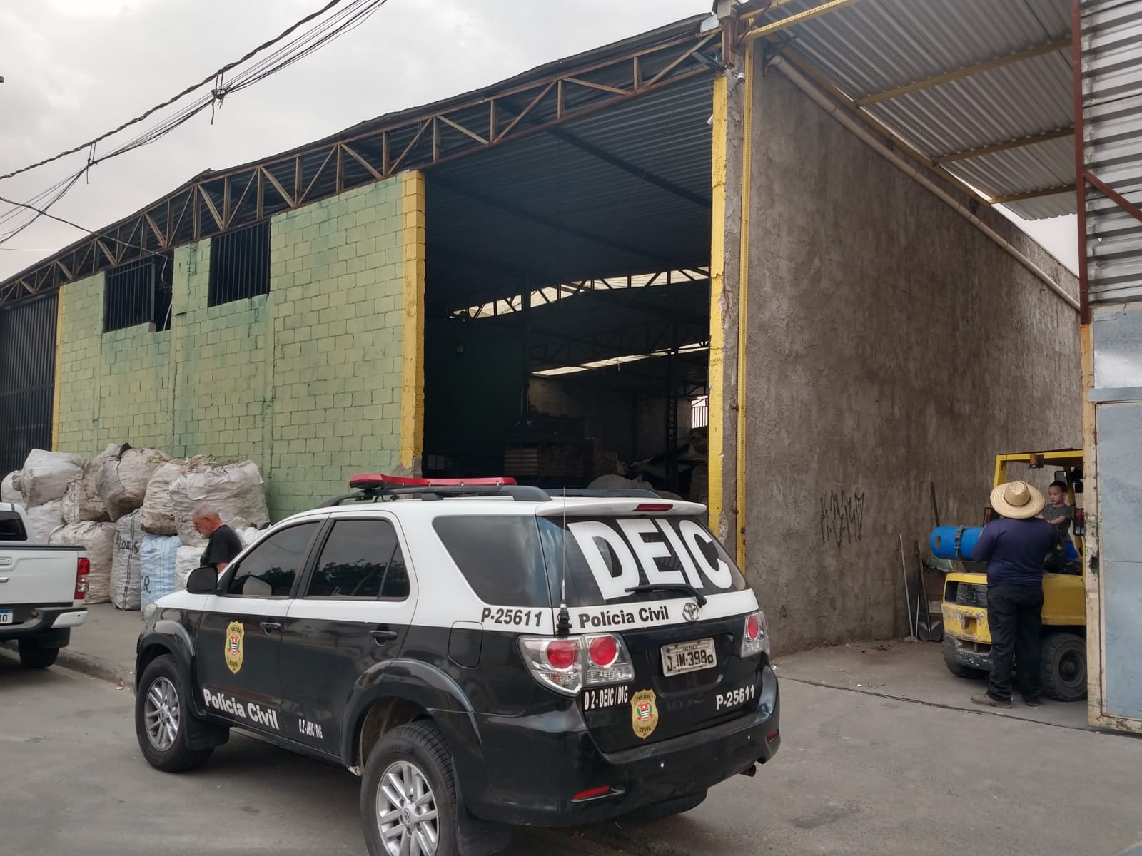 DEIC prende homem que revendia fios e cabos de energia