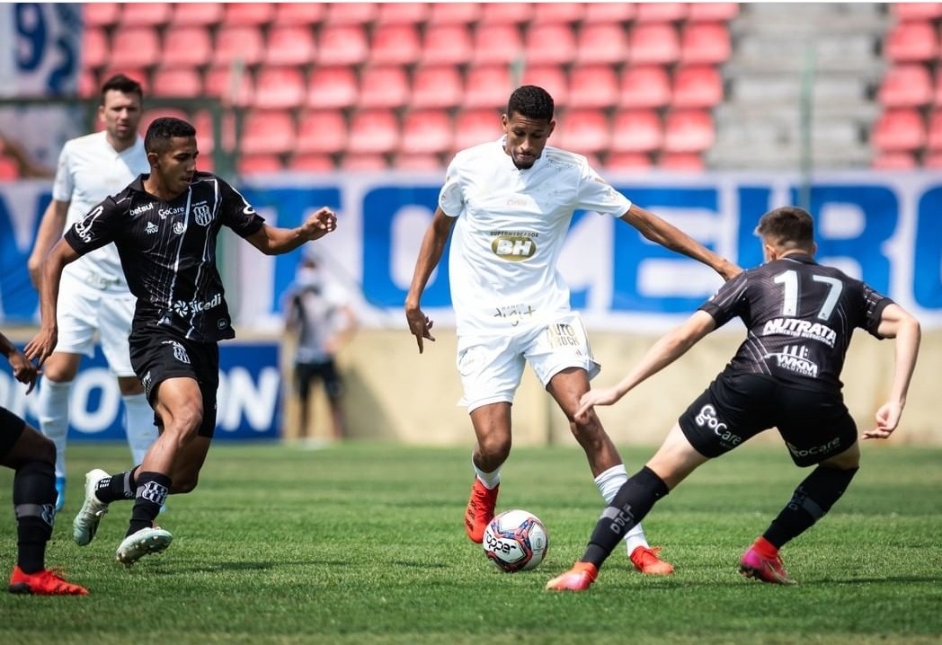 Ponte joga bem, mas perde outra fora de casa