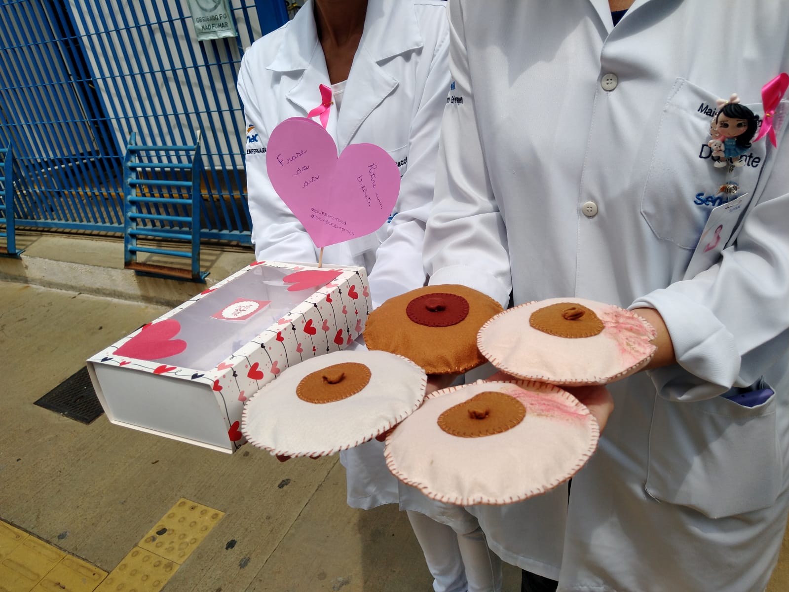 Alunas de técnico em enfermagem conscientizam sobre Outubro Rosa