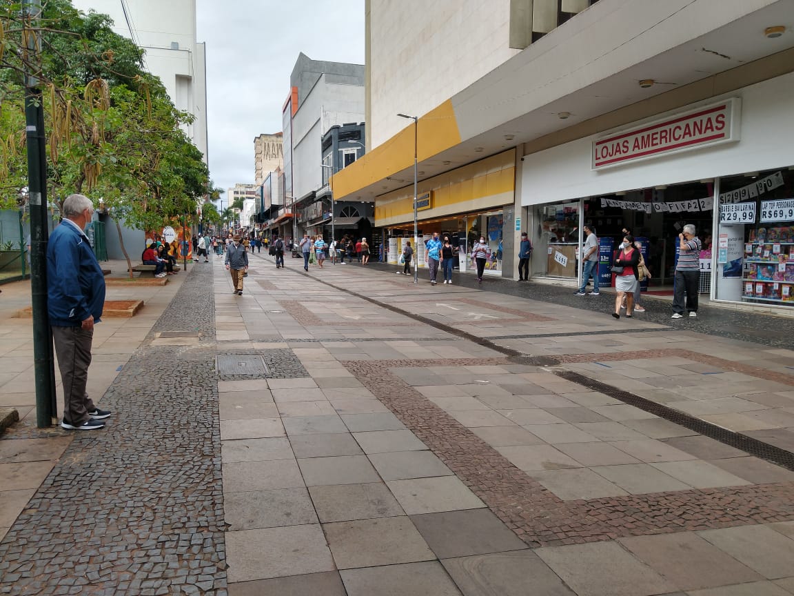 Comércio central tem baixo movimento na véspera de feriado