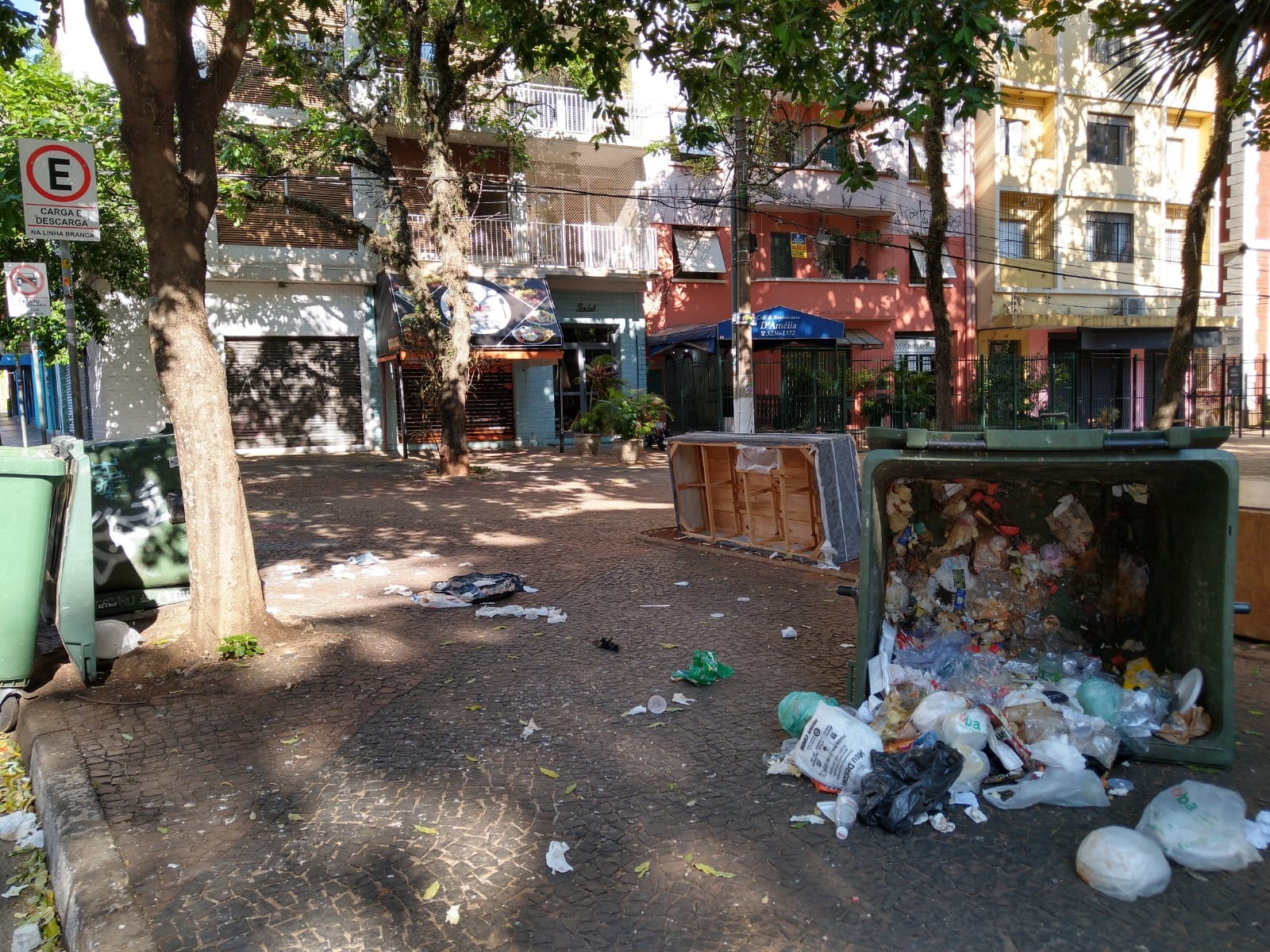 Despejo de lixo e entulho no Largo das Andorinhas revolta população