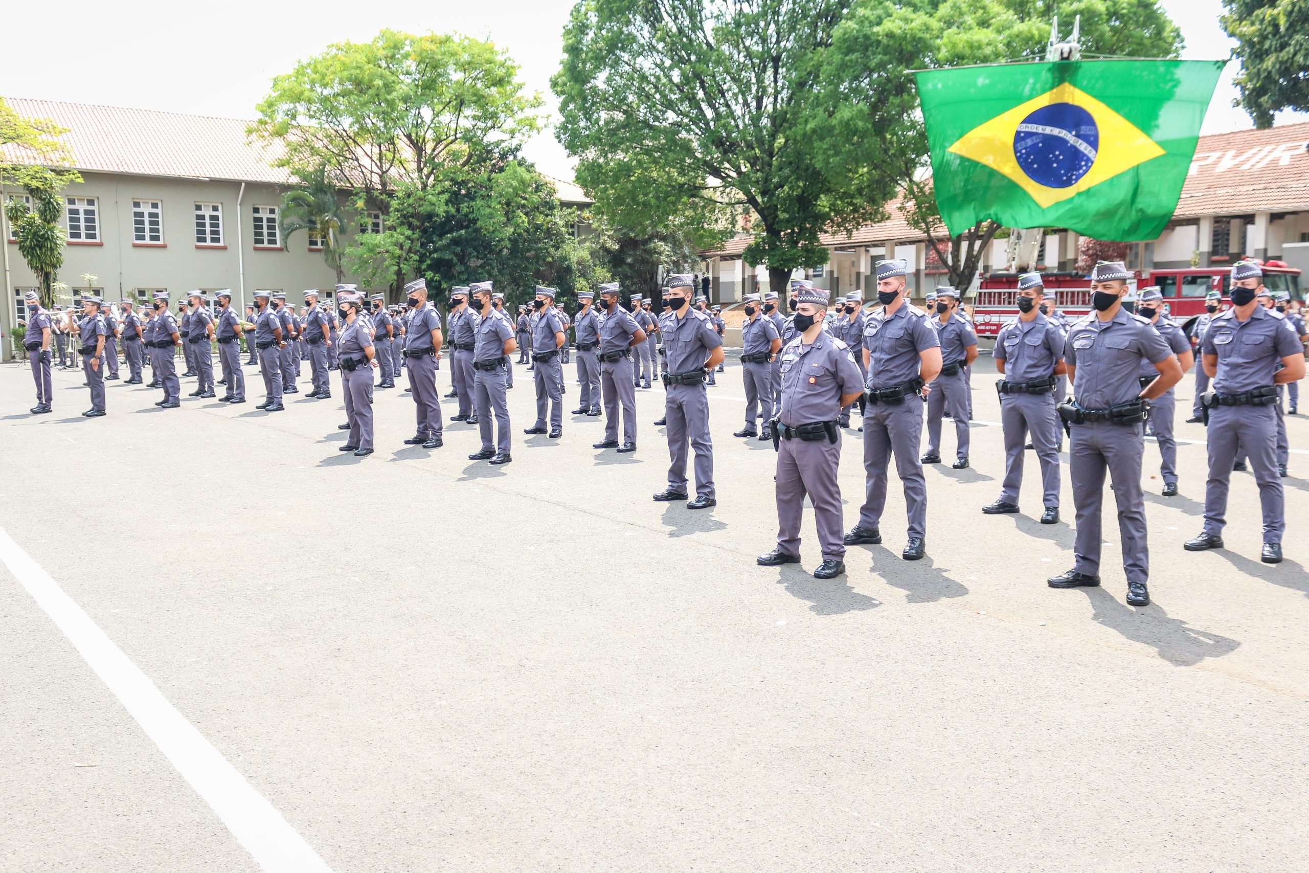 PM homenageia profissionais da linha de frente