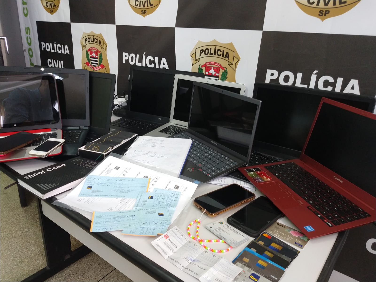 Polícia detém gerente de banco e mais dois por golpes