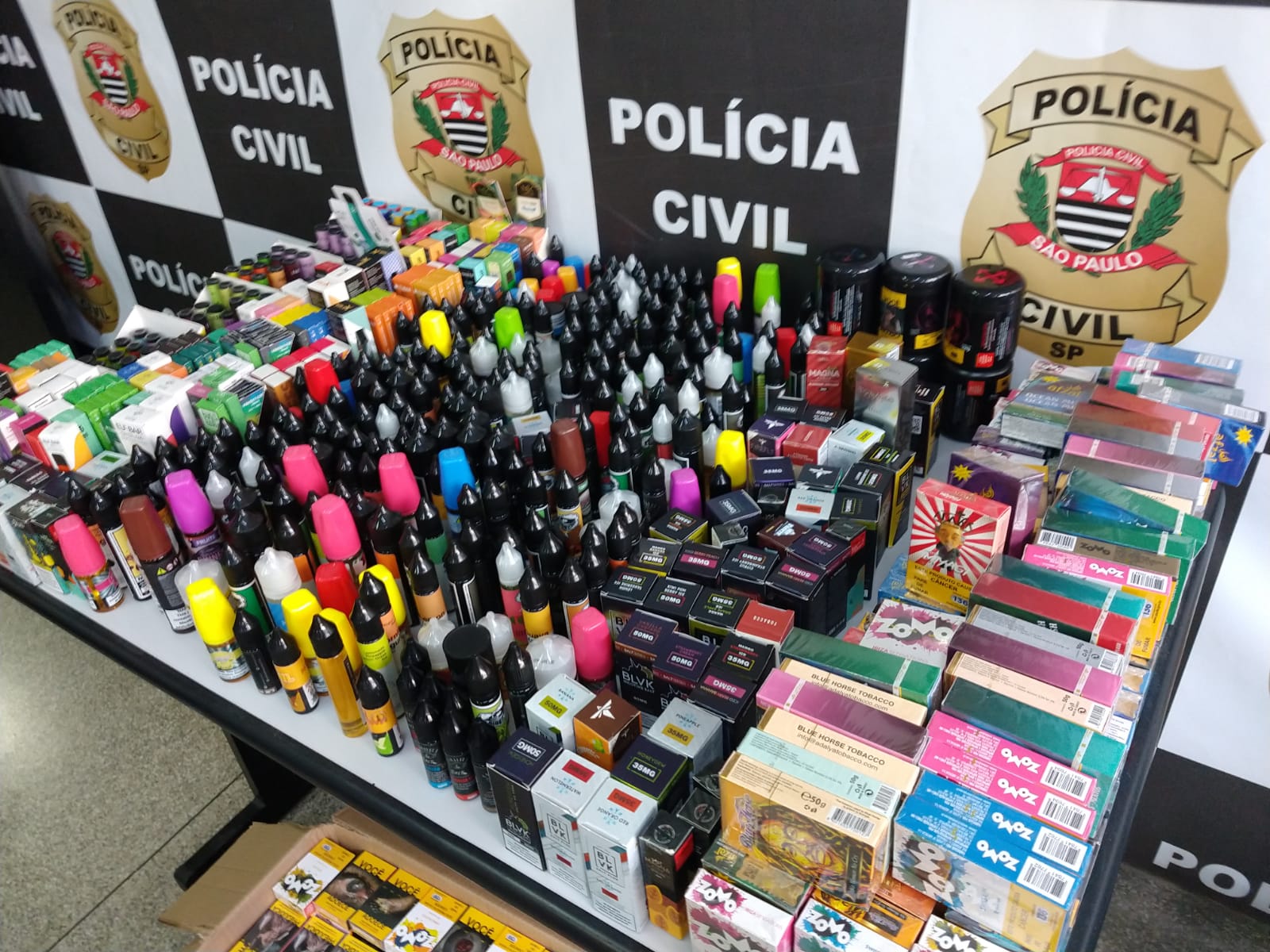 Polícia prende dono de tabacaria que vendia cigarro eletrônico
