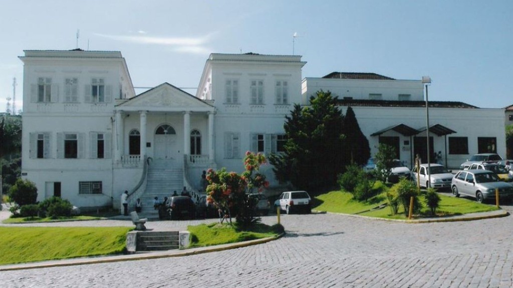 Alta de casos de Covid faz Amparo retomar quarentena