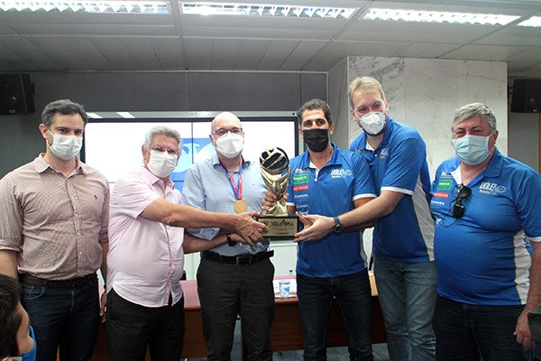 Vôlei Renata apresenta troféu do estadual à Prefeitura de Campinas