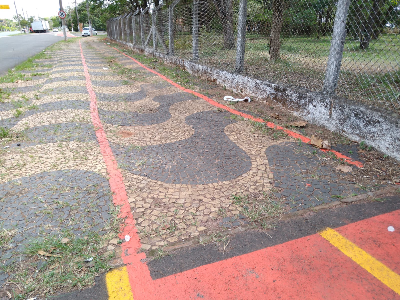 Ciclofaixa com traçado em cima da calçada gera estranheza em Campinas