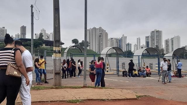 Fãs aguardam chegada de corpo de Marília Mendonça à ginásio de Goiânia