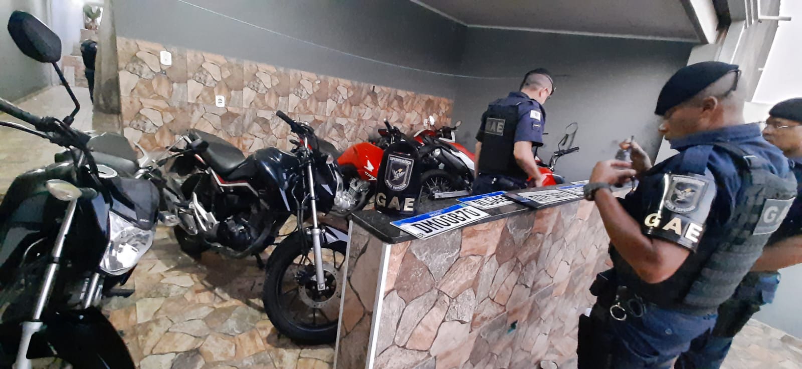GM de Campinas apreende carro e motos em ponto de desmanche 