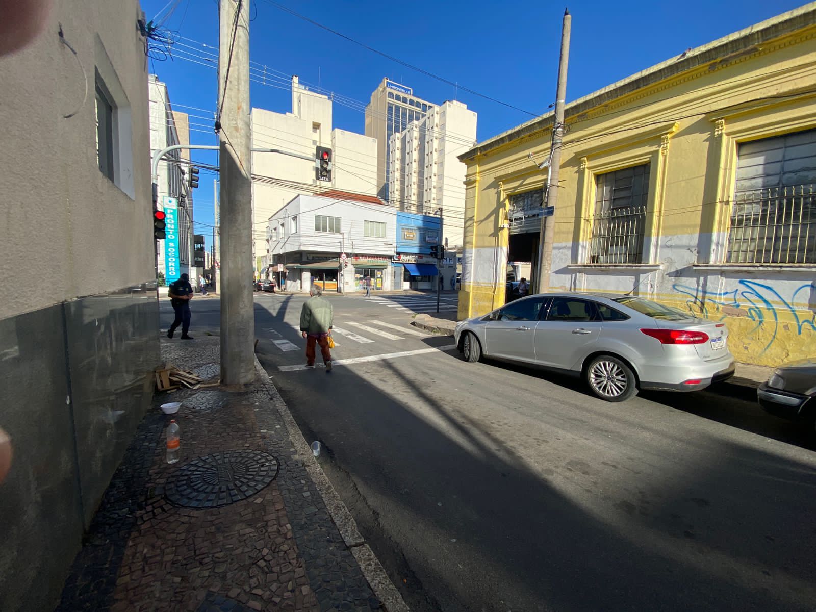 Mulher é agredida após se recusar a pagar por estacionar carro na rua