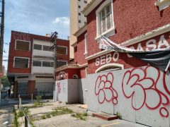 Prédios abandonados e depredados aceleram a degradação da região central