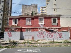 Prédios abandonados e depredados aceleram a degradação da região central