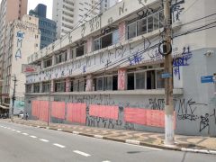 Prédios abandonados e depredados aceleram a degradação da região central