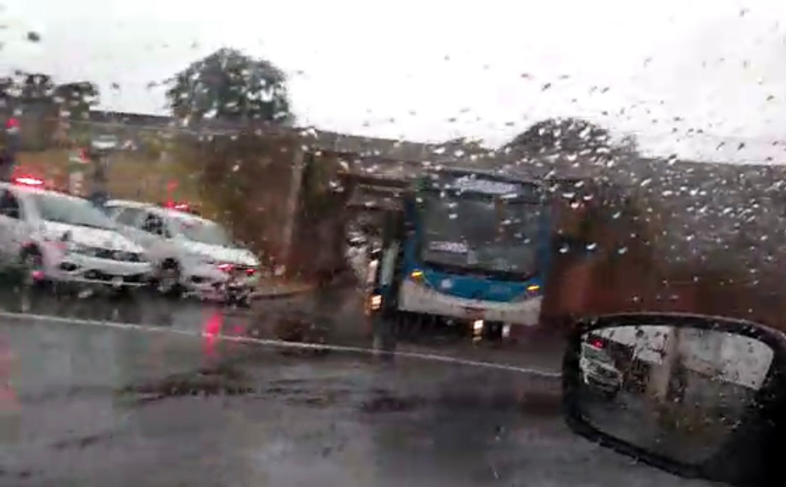 Acidente com ônibus deixa passageiro morto em Campinas