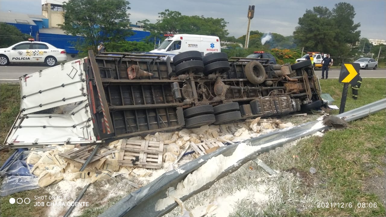 Caminhão tomba e derruba carga em alça de acesso da Campinas-Mogi