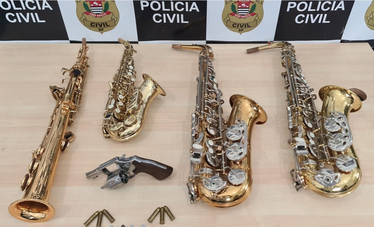 Casal é detido por receptação de saxofones furtados