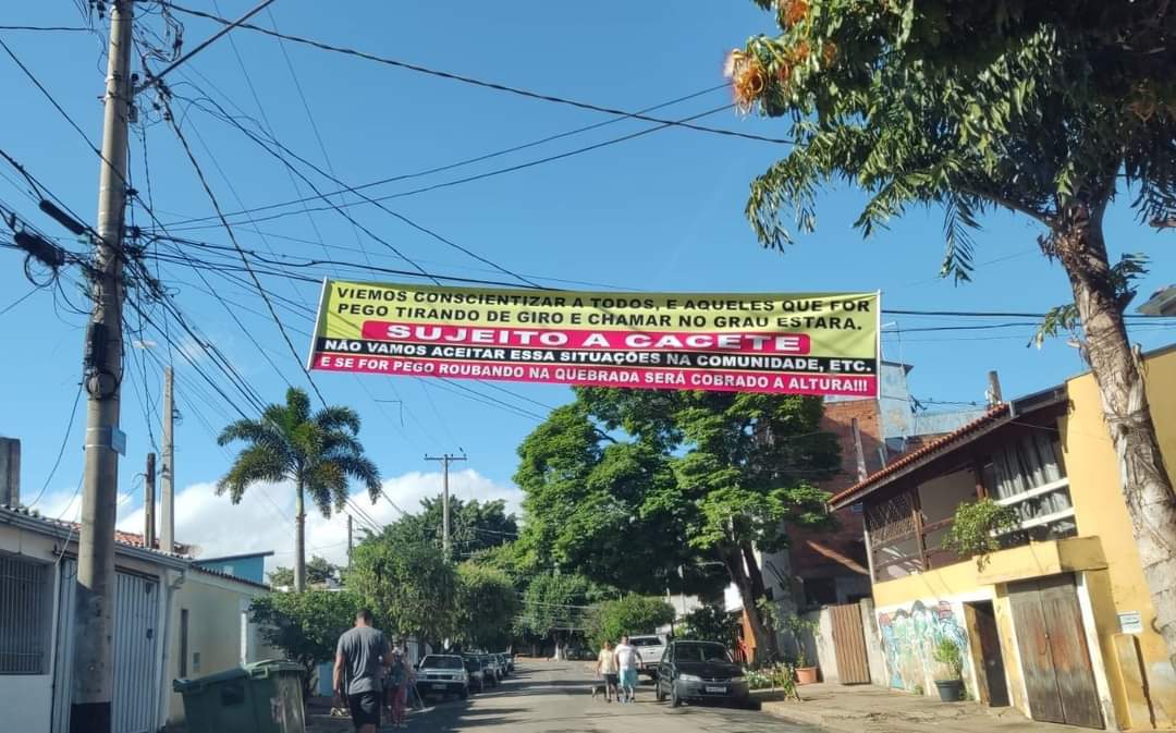 Facção instala faixas para intimidar ruídos de escapamentos, em Campinas