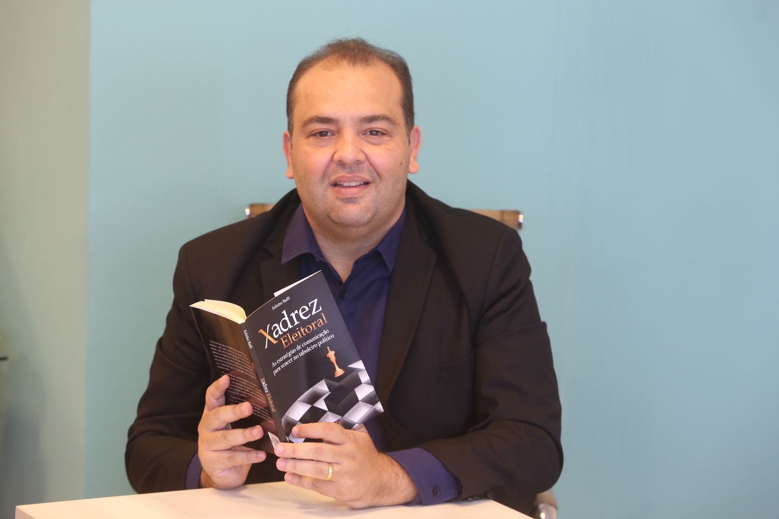 Jornalista lança livro sobre estratégias de comunicação na política 