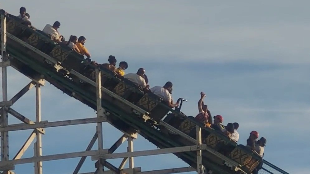 Trava de montanha russa se solta durante percurso no Hopi Hari