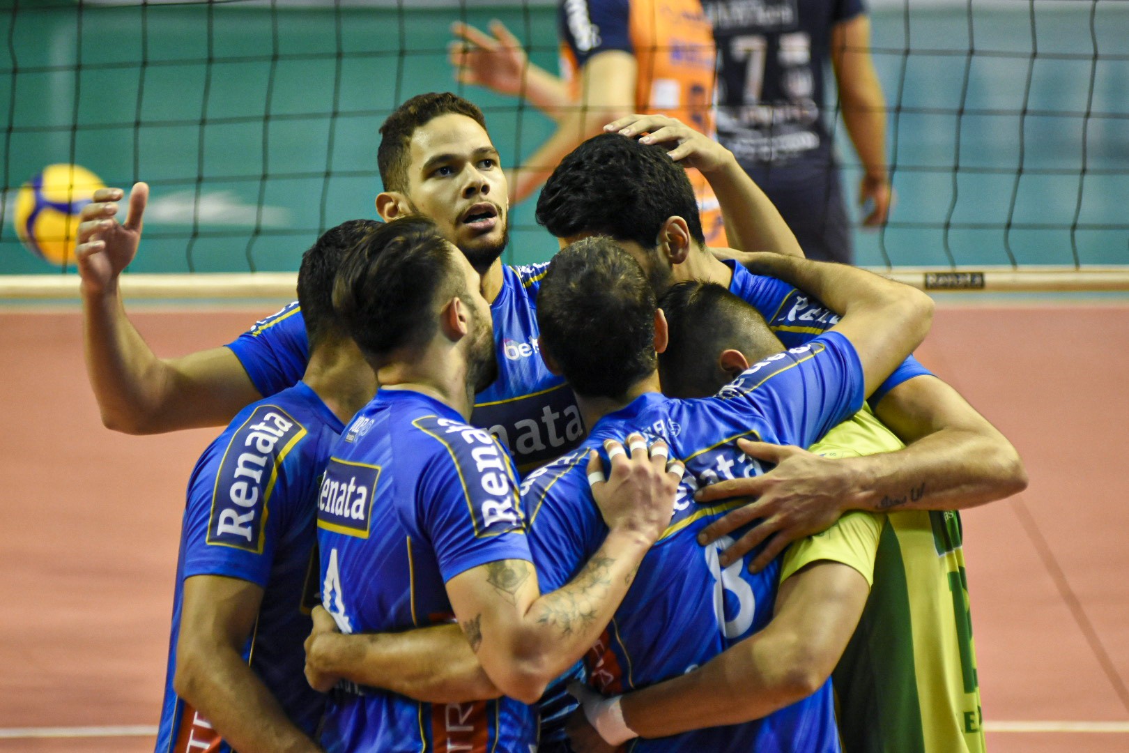 Vôlei Renata vence mais uma e entra no G-4