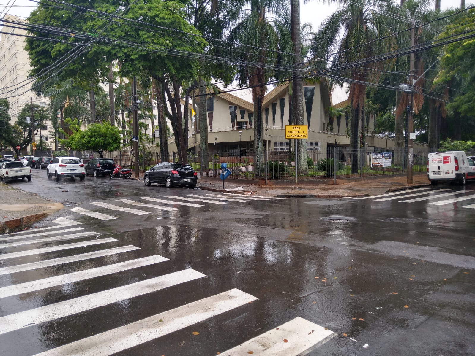 Alagamentos seguem causando transtornos nas proximidades da Orosimbo