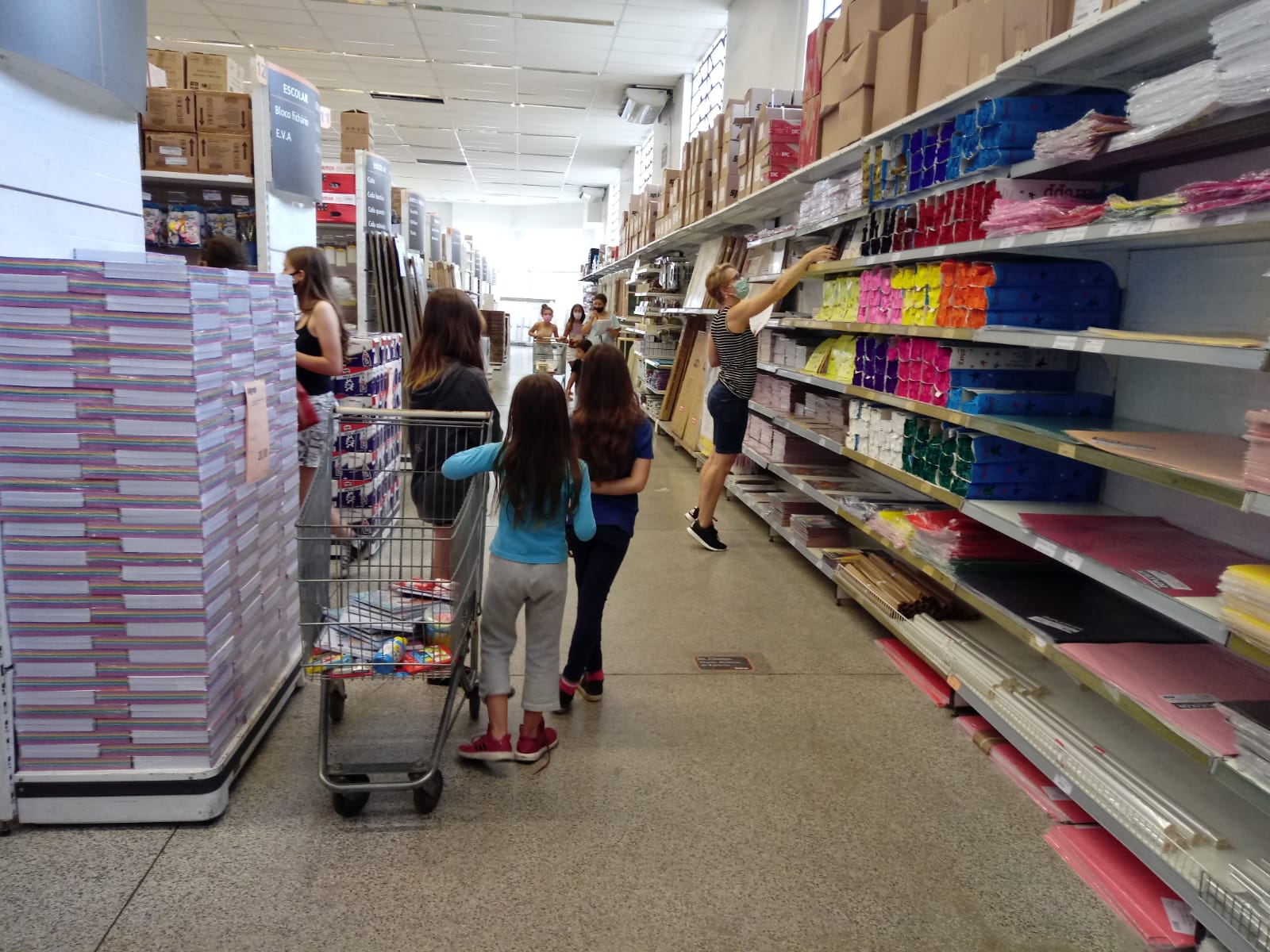 Consumidor sente o impacto da alta de 30% no preço do material escolar