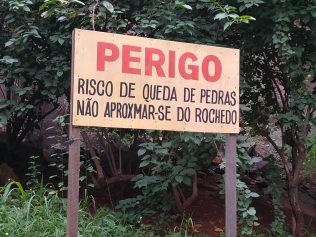 Frequentadores da Pedreira do Chapadão se preocupam com quedas