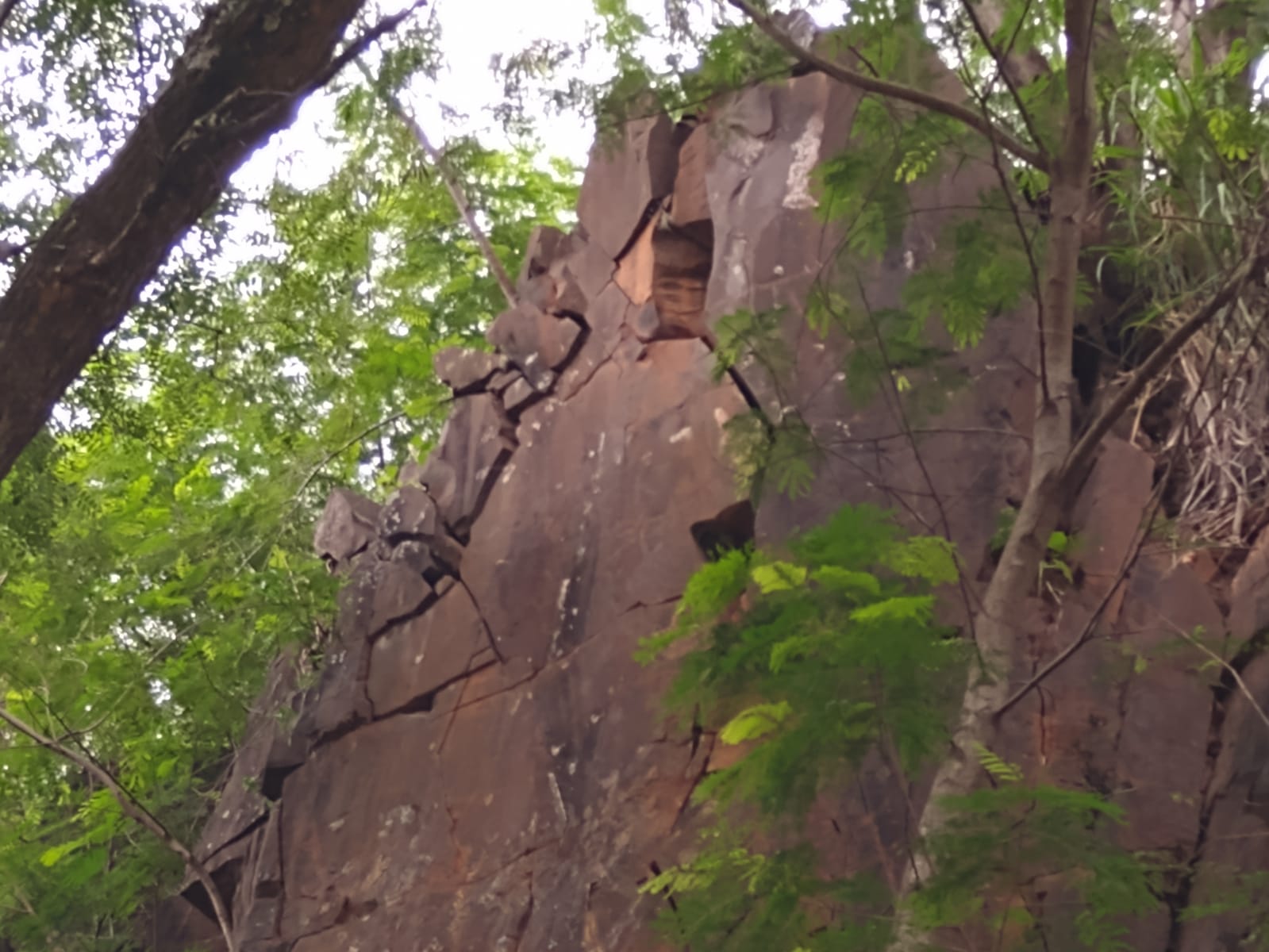 Frequentadores da Pedreira do Chapadão se preocupam com quedas