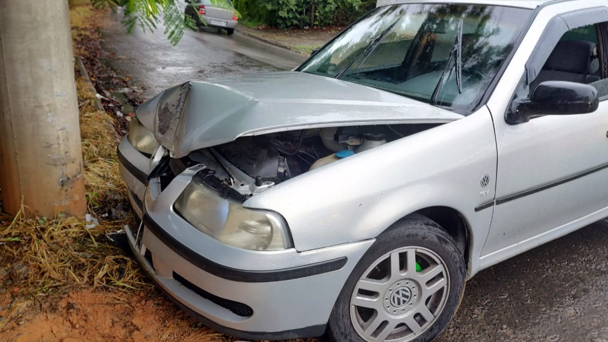 Homem ameaça ex, tenta fugir da GM e bate carro poste