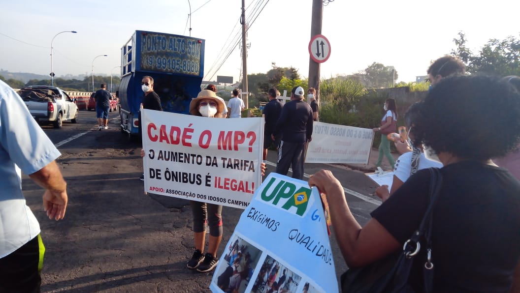 Passeata em defesa da saúde e transporte interrompe Av. John Boyd Dunlop