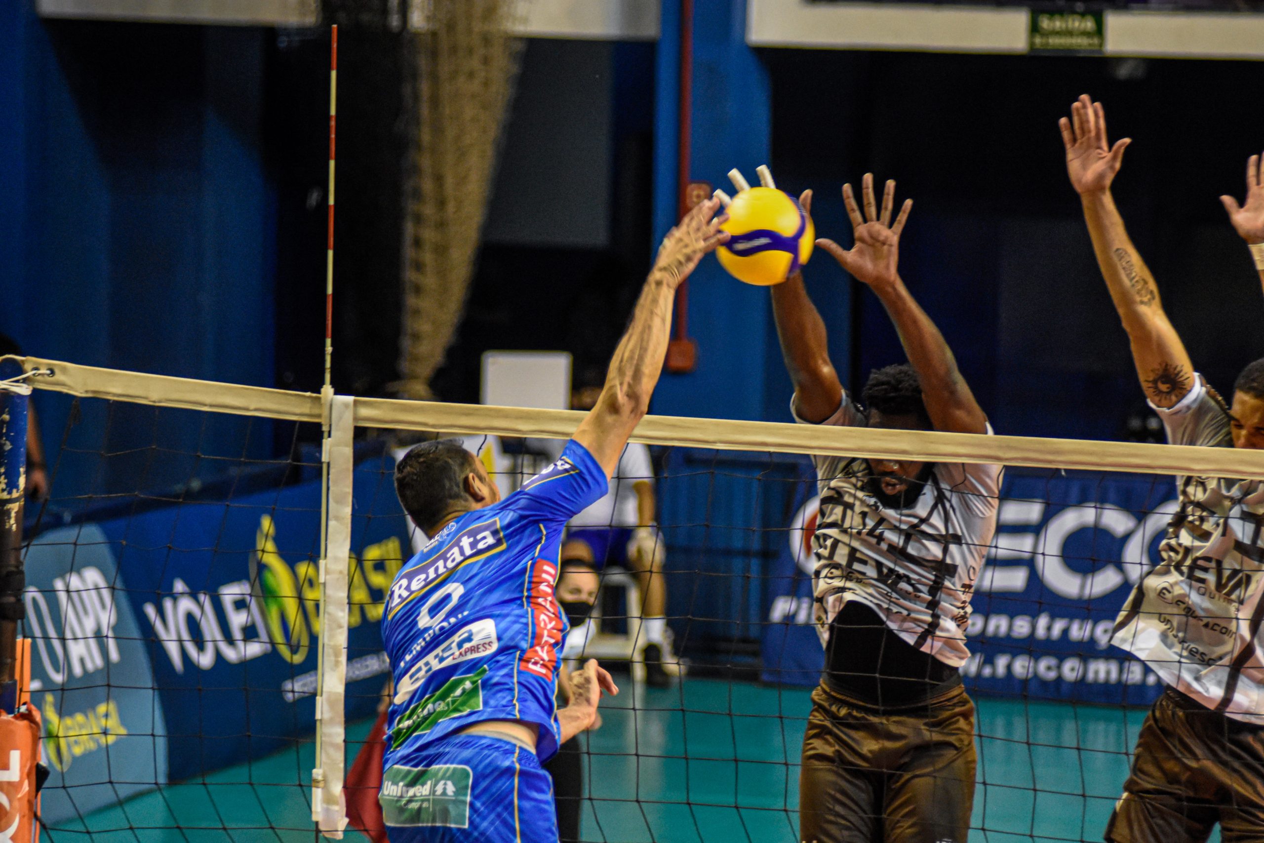 Vôlei Renata vence Blumenau e avança à semi da Copa Brasil