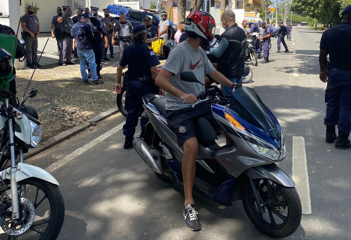 Ação contra poluição sonora multa 13 motociclistas