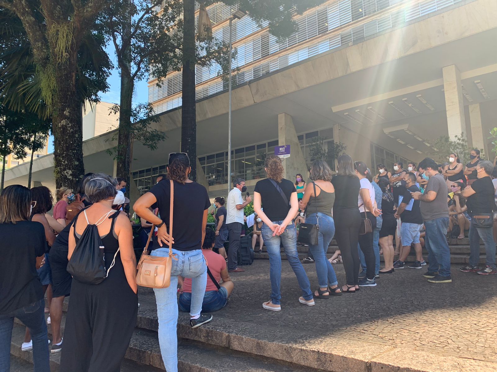 Educadores de Campinas realizam manifestação por abono educacional