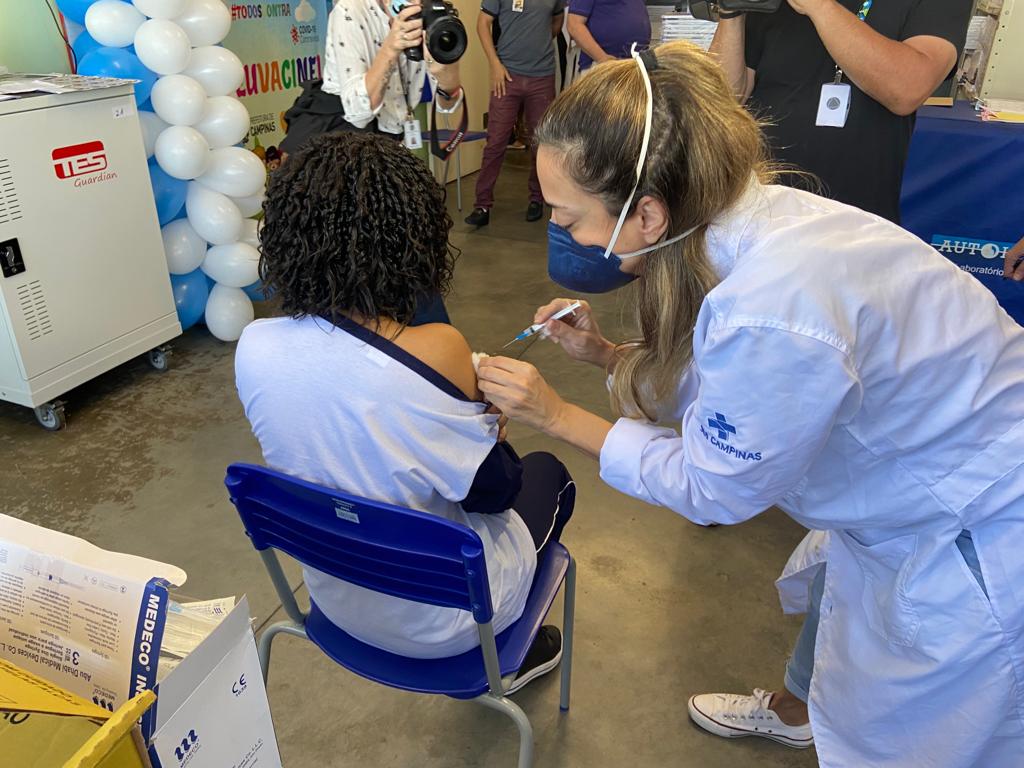 Saúde de Campinas vai a quatro escolas para vacinar contra Covid