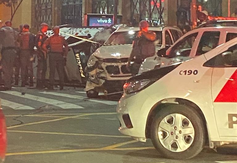 Motorista de BMW colide com viatura da PM e deixa dois policiais feridos