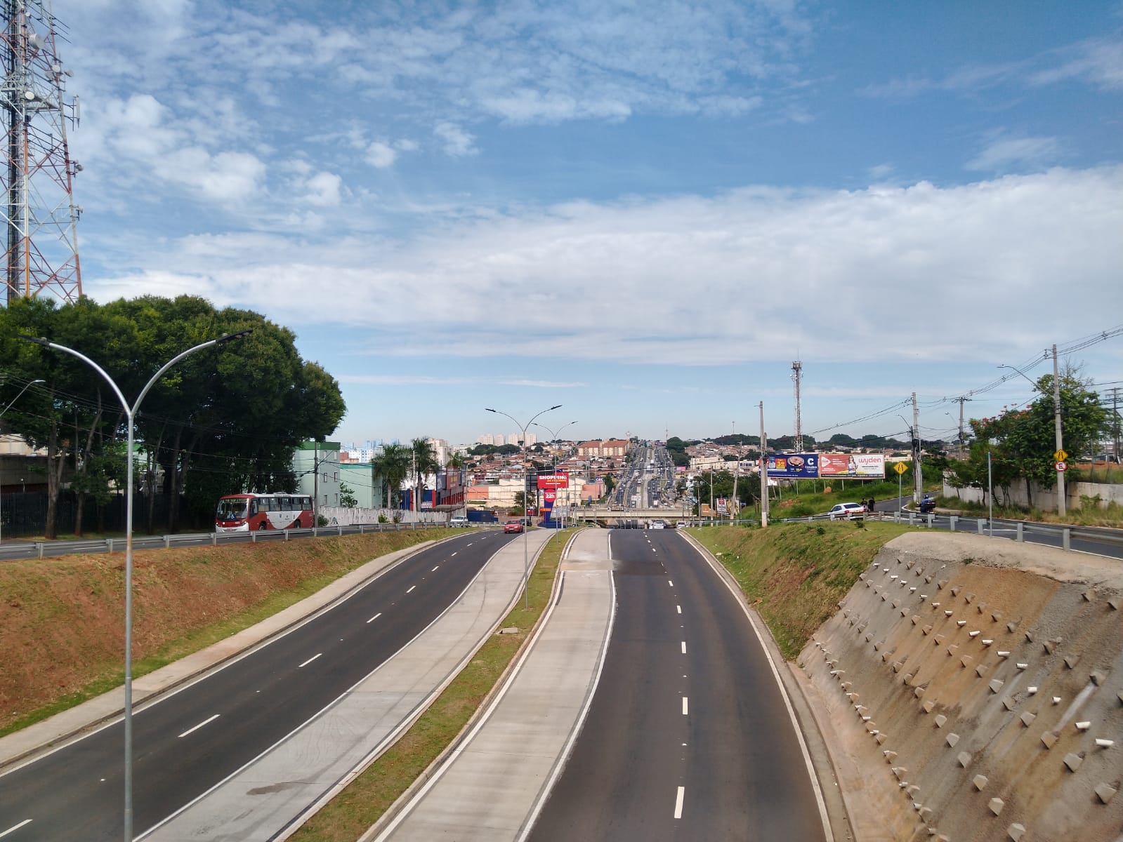 Motociclista quebra o braço em acidente na John Boyd Dunlop