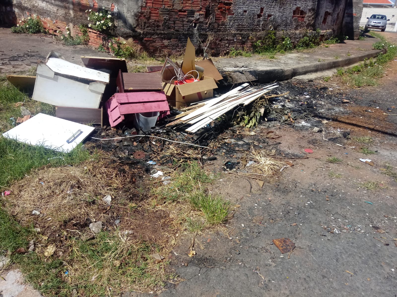 Casos de dengue disparam em Campinas e entulho é encontrado nas ruas