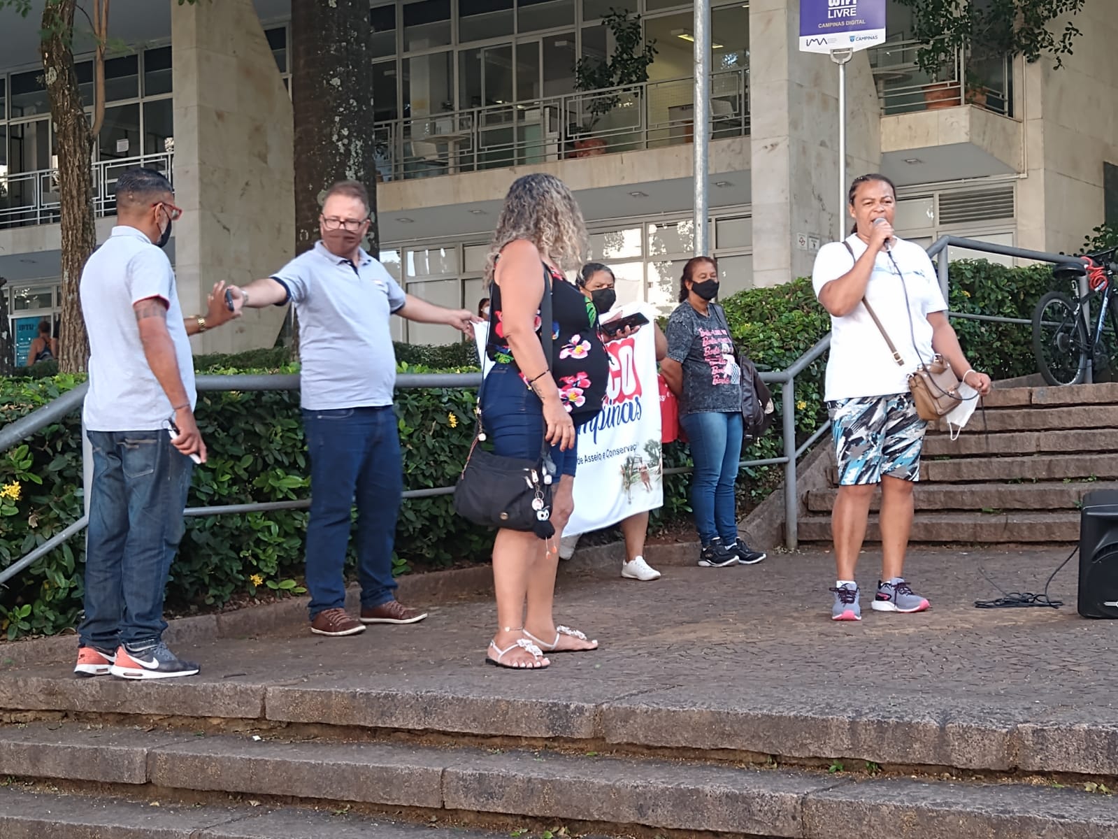 Funcionárias da limpeza da rede municipal realizam nova paralisação