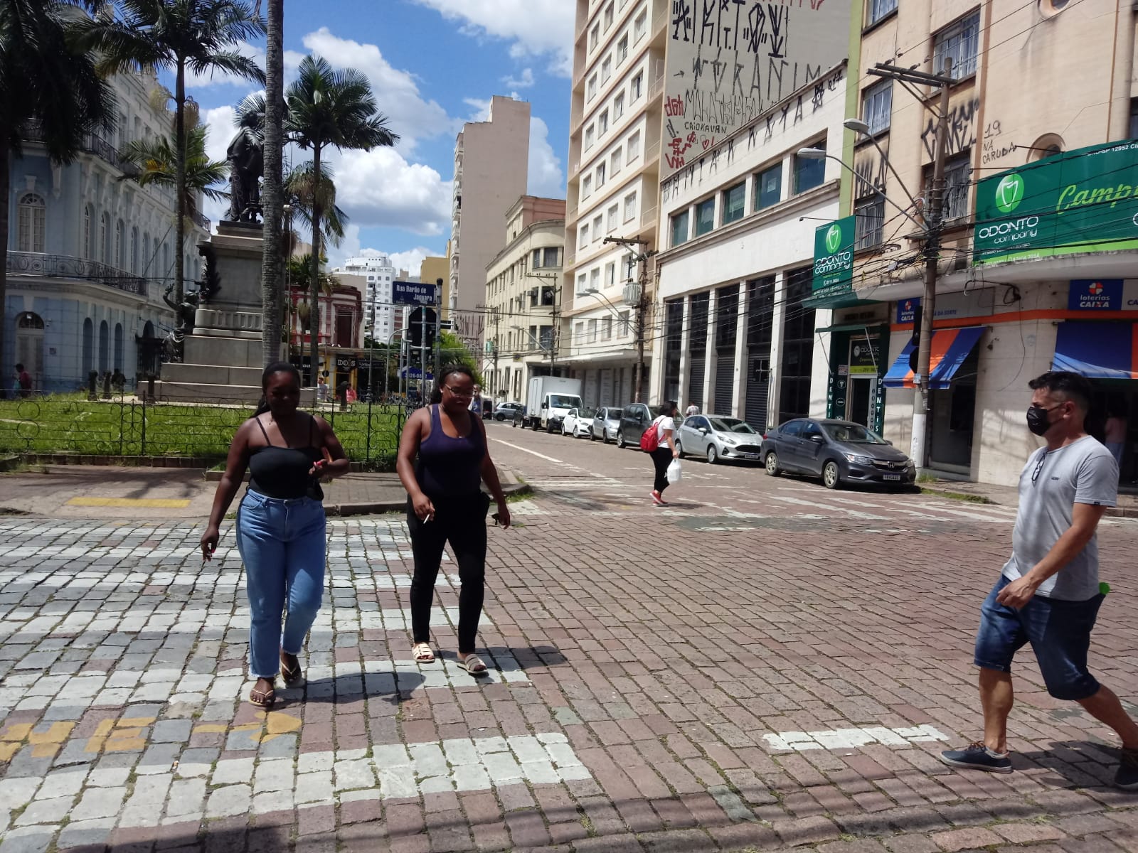 Mesmo com liberação, muitos mantêm uso de máscaras nas ruas de Campinas