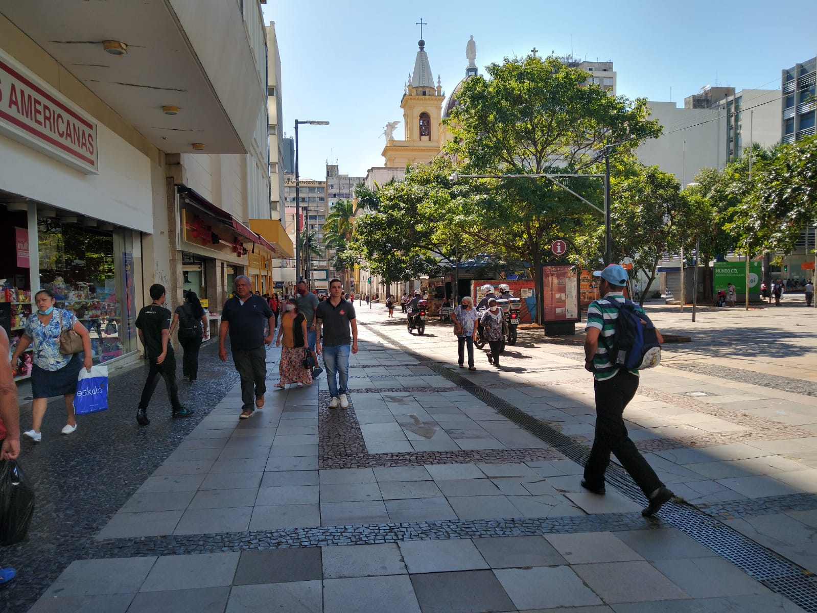 Mesmo sem a obrigatoriedade, muitos seguem usando máscaras em Campinas