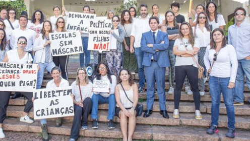 Pais protestam contra obrigatoriedade de máscaras em escolas