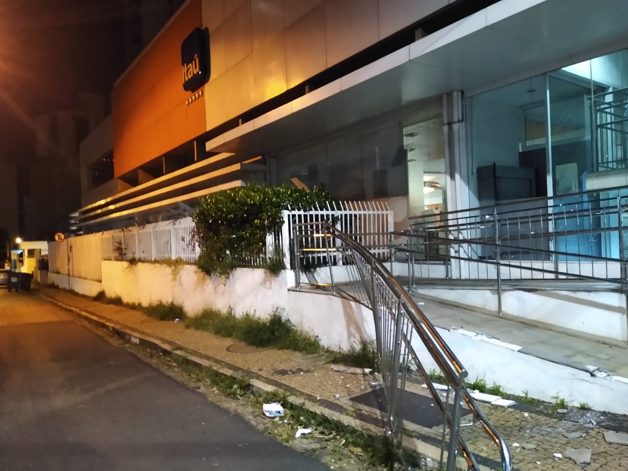 Homem é detido por tentar furtar gradil de banco