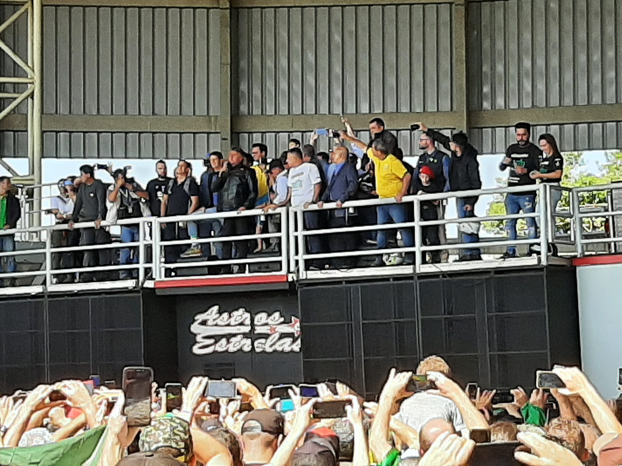 Bolsonaro pode ir ao exterior contra bloqueio no WhatsApp