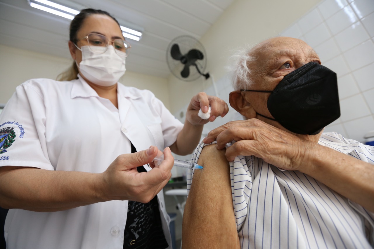 Campinas aplica 4,6 mil doses de covid-19 e 1,5 mil de gripe
