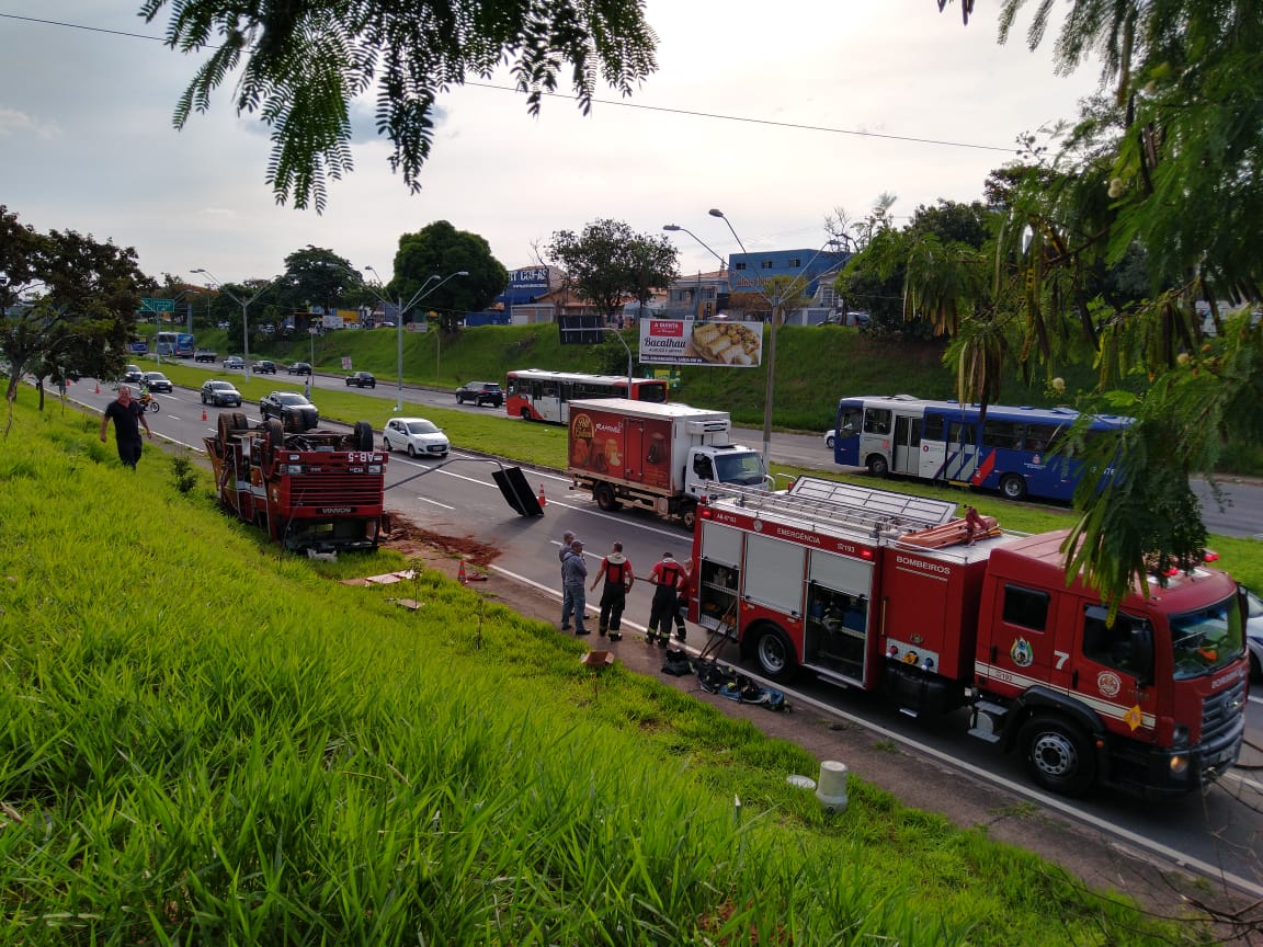 Caminhão dos Bombeiros da Petrobras tomba na avenida Lix da Cunha