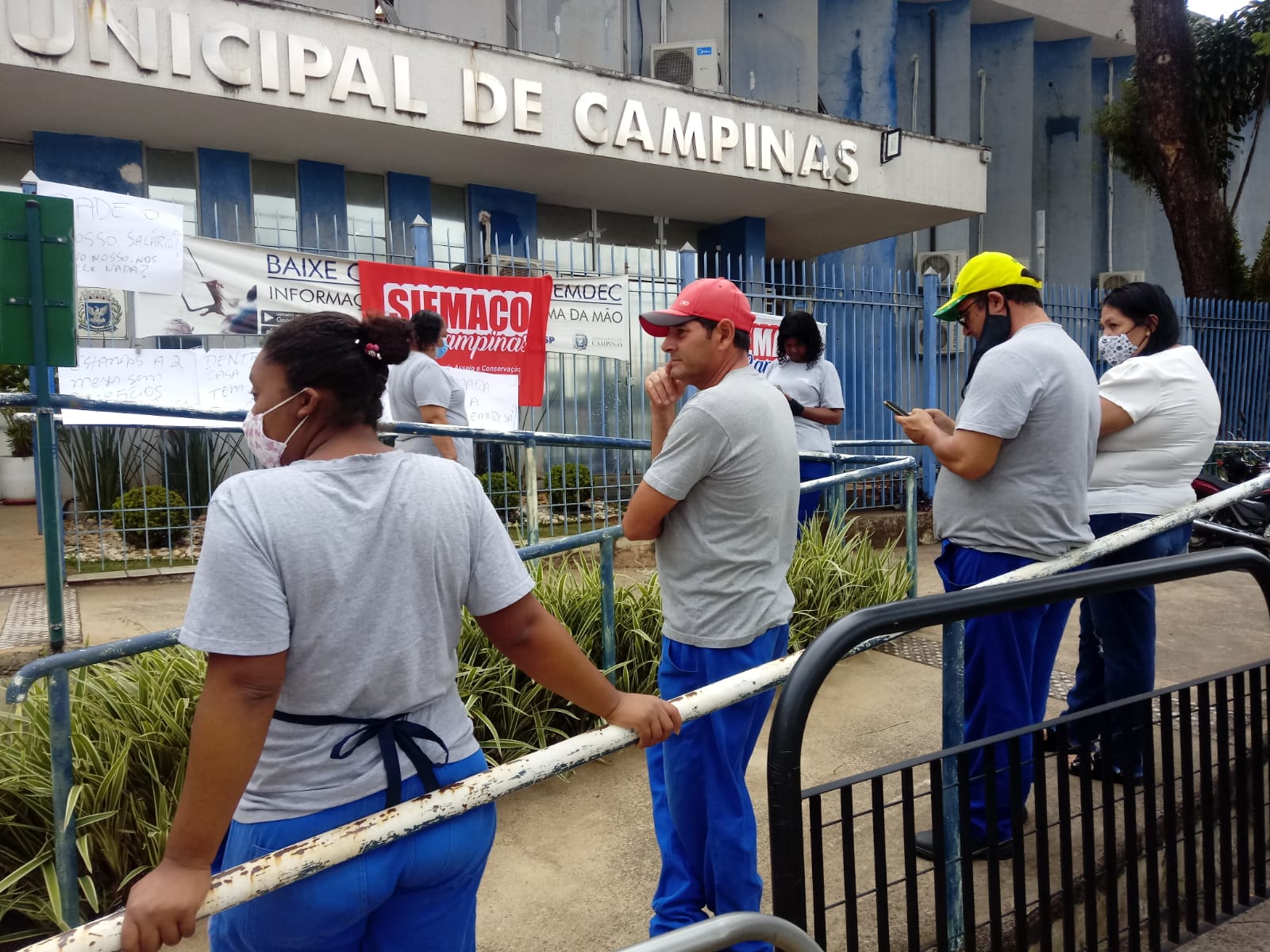 Funcionários de terceirizada de limpeza da Câmara protestam contra atrasos em benefícios