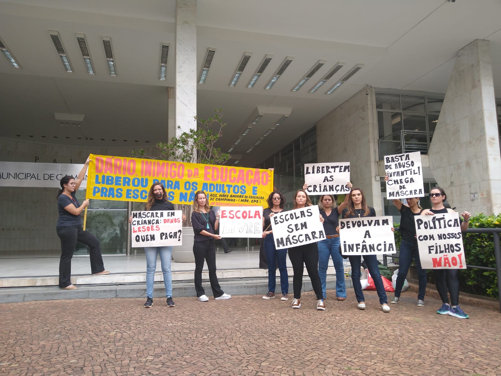 Grupo de mães protesta pedindo o uso facultativo de máscaras nas escolas